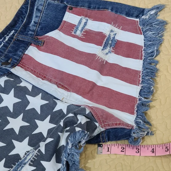 Mossimo Denim American Flag patriotic disstressed jean shorts size 10 - Picture 8 of 8